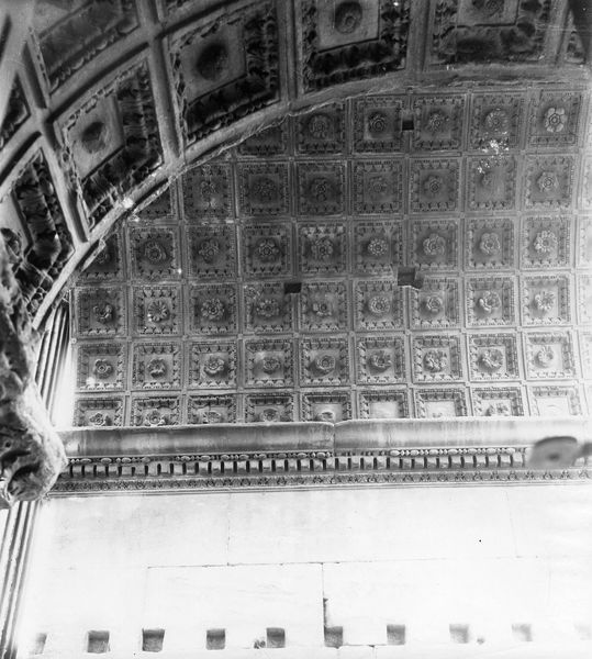 020156 - monumento - Arco di Settimio Severo, fronte est, fornice centrale, attraversamento dal fornice centrale ad uno laterale, particolare della volta prima del restauro; neg. serie C, img. n. 82