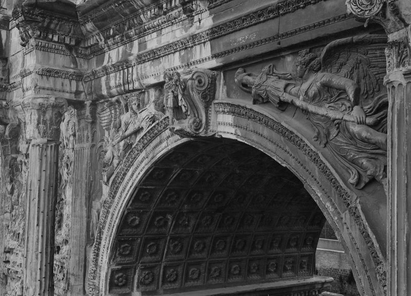 020145 - monumento - Arco di Settimio Severo, fronte est, fornice centrale, rilievi e chiave d'arco sopra al fornice; foto Accademia Americana, A. 3, F 2724
