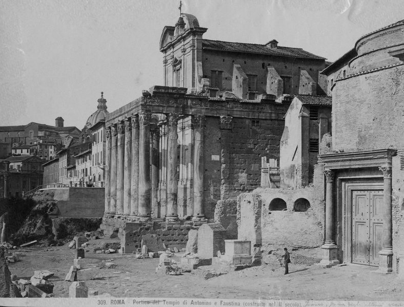 019843 - monumento - Tempio di Antonino e Faustina, veduta del angolo anteriore del fronte orientale, con la Via Sacra al livello tardo imperiale