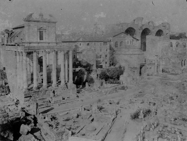 019840 - monumento - Veduta del Foro Romano, particolare del Tempio di Antonino e Faustina con il c.d. Tempio di Romolo, veduta generale dal Tempio dei Castori