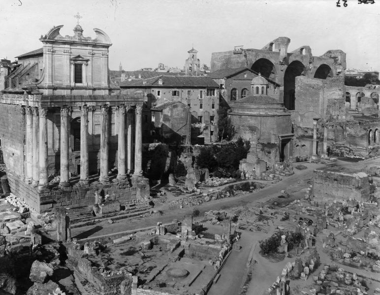 019854 - monumento - Veduta del Foro Romano, particolare del Tempio di Antonino e Faustina con il c.d. Tempio di Romolo, veduta generale dal Tempio dei Castori; neg. serie E, n.27, film 1351