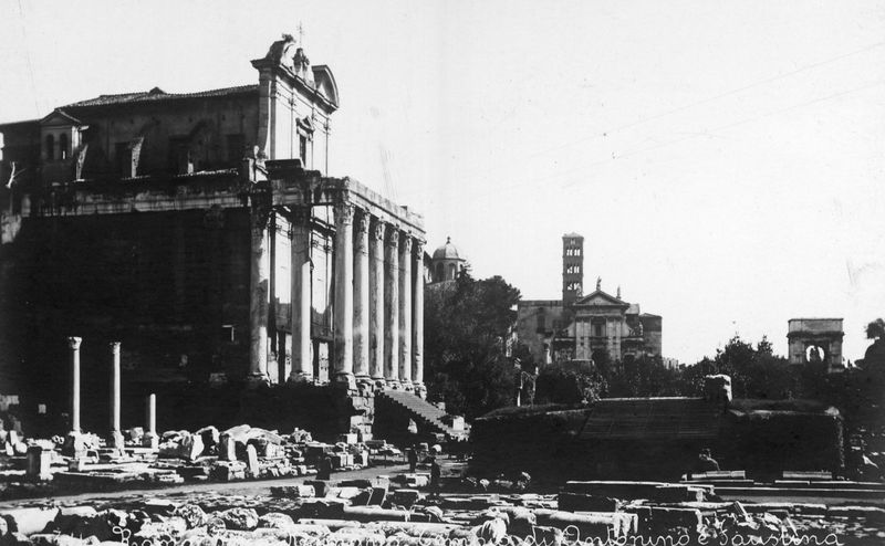 019872 - monumento - Tempio di Antonino e Faustina, veduta del fronte occidentale, particolare dell'angolo anteriore