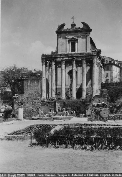 019869 - monumento - Tempio di Antonino e Faustina, veduta frontale, prima degli scavi della Basilica Emilia, con vista della Regia