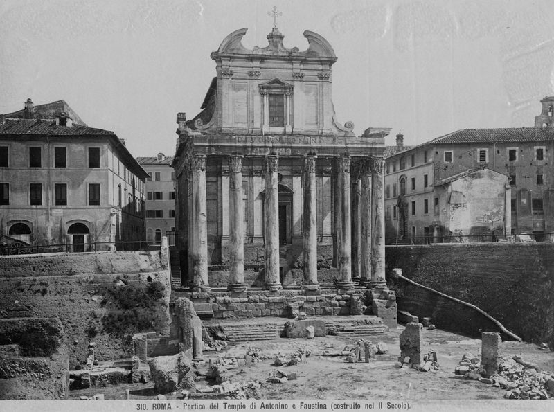 019838 - monumento - Tempio di Antonino e Faustina, veduta frontale, prima degli scavi della Basilica Emilia, con vista del muro sottostante l'ex Gabinetto Fotografico; neg. serie A, n. 656, film 1482