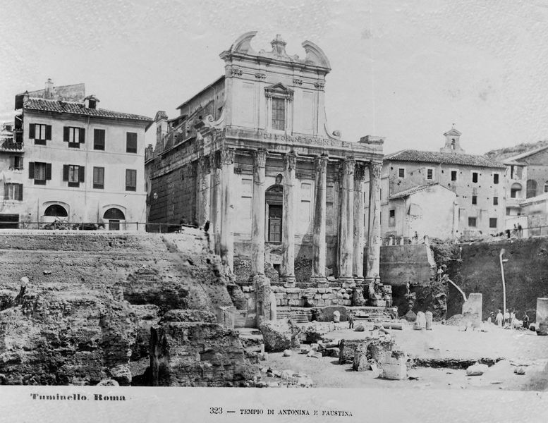 019842 - scavo archeologico - Tempio di Antonino e Faustina, veduta frontale, prima degli scavi della Basilica Emilia, durante la demolizione del muro sottostante l'ex Gabinetto fotografico