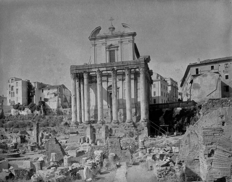 019853 - monumento - Tempio di Antonino e Faustina, veduta frontale, prima degli scavi della Basilica Emilia, con vista del Foro antistante