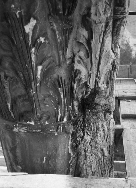 019892 - restauro - Tempio di Antonino e Faustina, particolare dello stato di deterioramento di un capitello nel marzo del 1956; Leica, rullino n. 11, img. n. 14