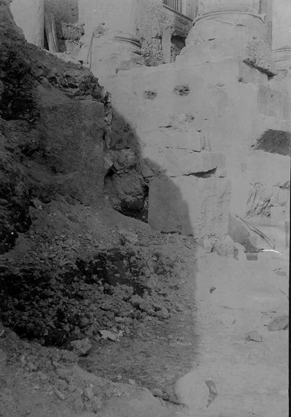 019852 - monumento - Tempio di Antonino e Faustina, particolare dell'angolo sinistro anteriore dello stilobate appena iniziati gli scavi della Basilica Emilia; neg. serie F, n. 17