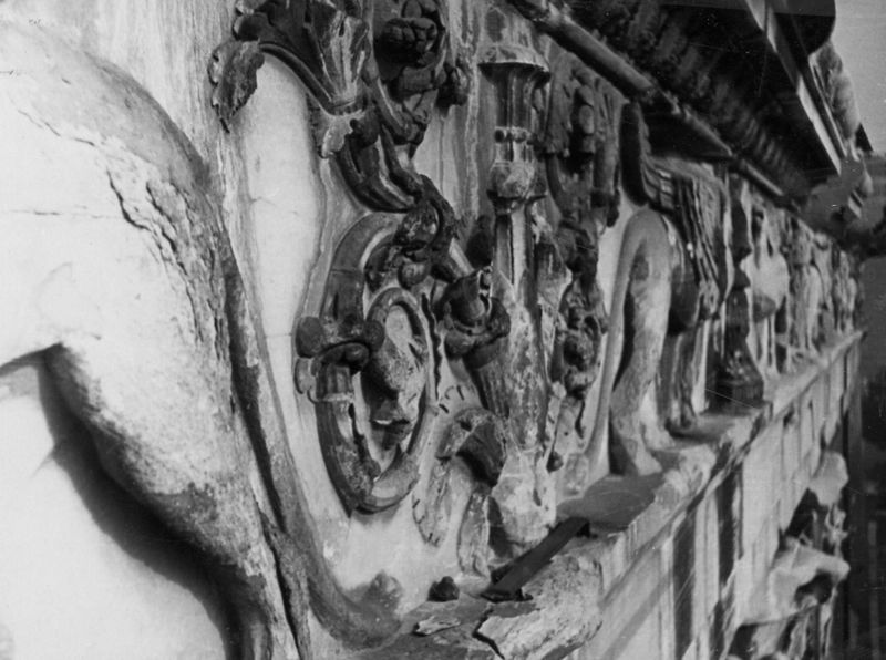 019890 - restauro - Tempio di Antonino e Faustina, particolare dello stato del fregio (corrosione) nel marzo del 1956; Leica, rullino n. 11, img. n. 15