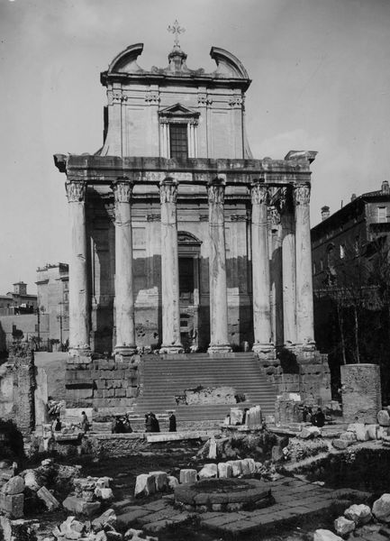 019856 - monumento - Tempio di Antonino e Faustina, veduta frontale, prima degli scavi della Basilica Emilia, con vista della Regia