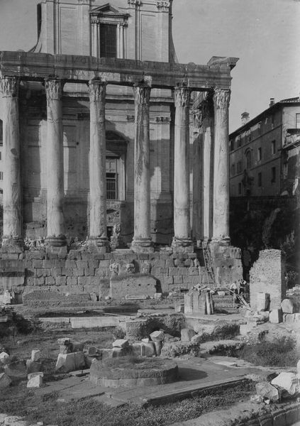019857 - monumento - Tempio di Antonino e Faustina, veduta frontale, prima degli scavi della Basilica Emilia, con vista della Regia