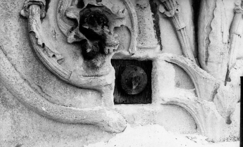 019908 - restauro - Tempio di Antonino e Faustina, trabeazione, lato esterno, parte destra, particolare (ancoramento) dei lavori di restauro nel periodo 1954/1955; neg. serie film, n. 20 e 21