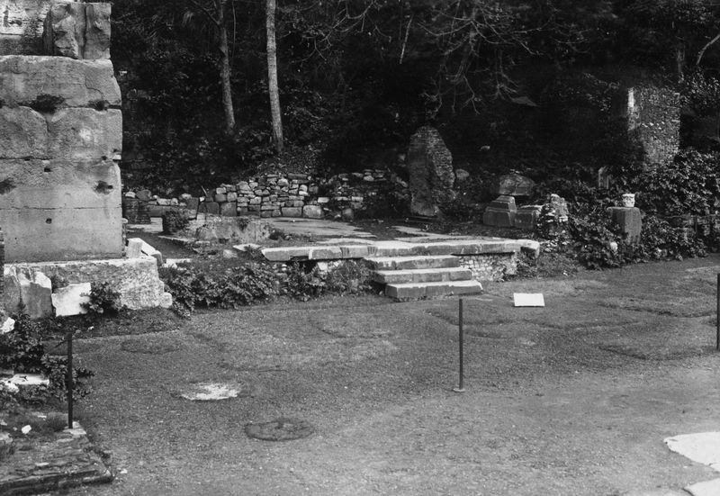 019917 - monumento - Tempio di Antonino e Faustina, zona lastricata sul fronte orientale, con vista del Sepolcreto; neg. serie F, n. 3781