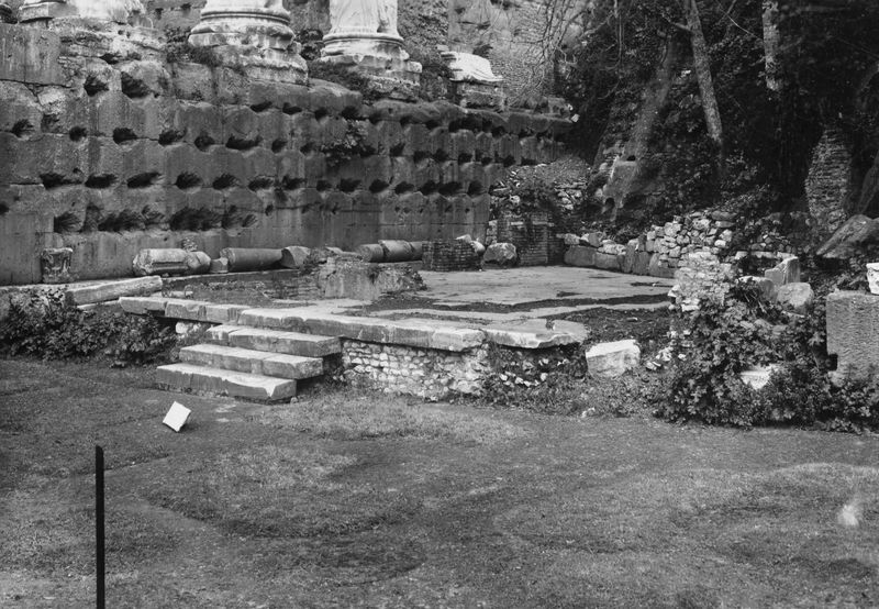 019918 - monumento - Tempio di Antonino e Faustina, zona lastricata sul fronte orientale, con vista del Sepolcreto; neg. serie F, n. 3782