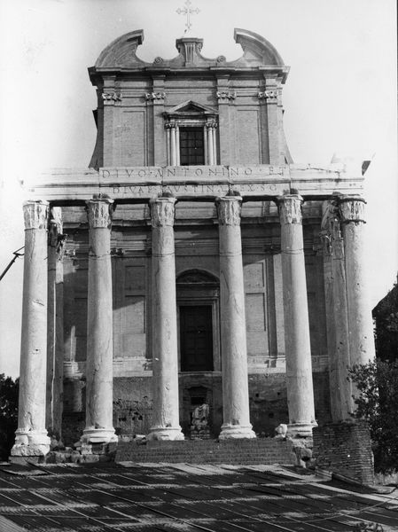 019924 - monumento - Tempio di Antino e Faustina, veduta frontale del periodo 1979/1980