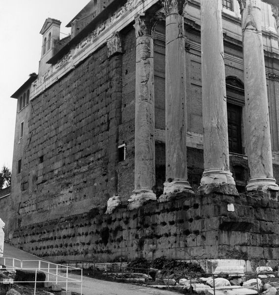 019926 - monumento - Tempio di Antonino e Faustina, veduta del lato occidentale, con strada d'uscita dal Foro Romano (10.03.1993); neg. serie 6x6, n. 19326