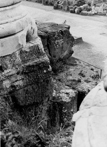 019932 - monumento - Tempio di Antonino e Faustina, particolare dell'angolo orientale con area lastricata adiacente (10.03.1993); neg. serie 6x6, n. 19336