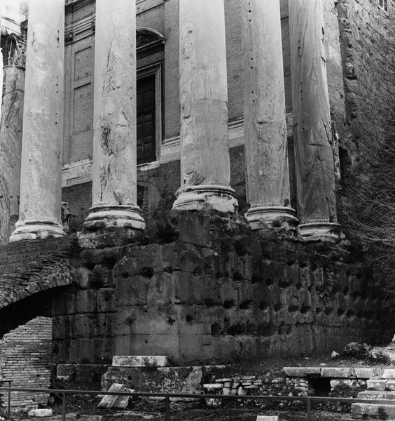 019935 - monumento - Tempio di Antonino e Faustina, l'angolo orientale del crepidoma (10.03.1993); neg. serie 6x6, n. 19329