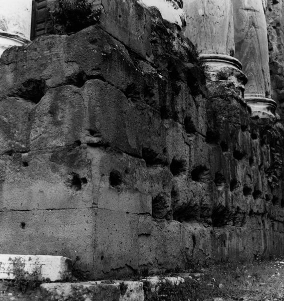 019936 - monumento - Tempio di Antonino e Faustina, particolare dell'angolo orientale del crepidoma (10.03.1993); neg. serie 6x6, n. 19330