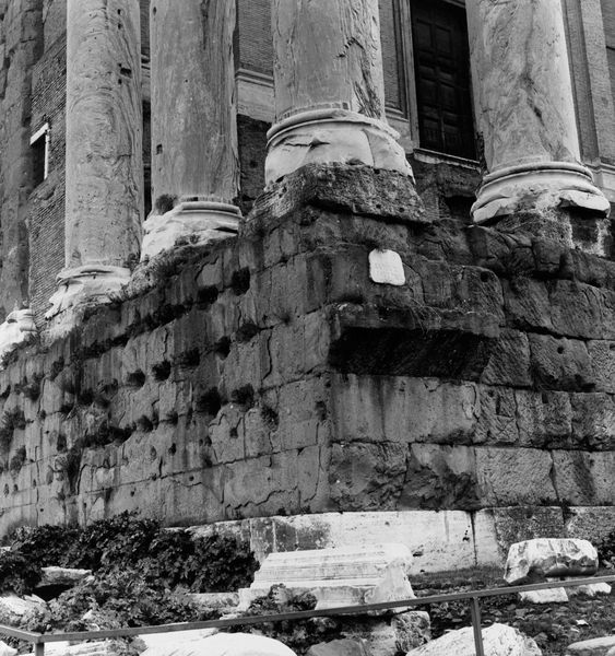 019928 - monumento - Tempio di Antonino e Faustina, veduta del angolo occidentale del crepidoma (10.03.1993); neg. serie 6x6, n. 19327