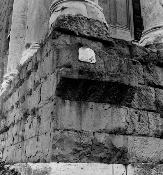 019929 - monumento - Tempio di Antonino e Faustina, veduta del angolo occidentale del crepidoma (10.03.1993); neg. serie 6x6, n. 19328