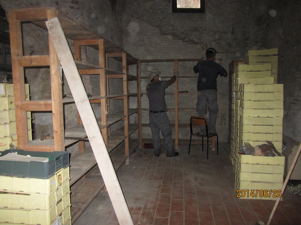 smontaggio delle vecchie scaffalature in legno.JPG