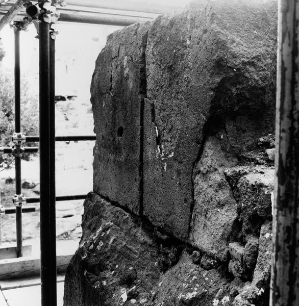 019943 - restauro - Tempio di Antonino e Faustina, particolare del lato orientale del crepidoma durante i lavori di restauri del 1994; neg. serie 6x6, n. 24154