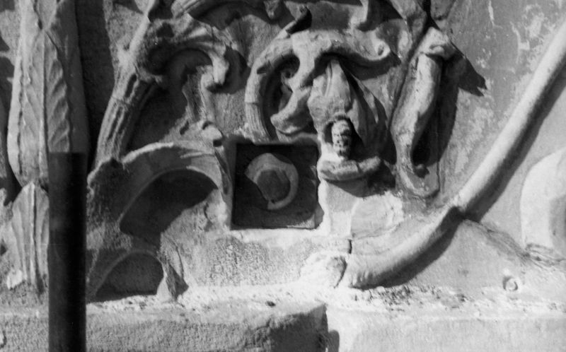 019909 - restauro - Tempio di Antonino e Faustina, trabeazione, lato esterno, particolare (ancoramento) dei lavori di restauro nel periodo 1954/1955; neg. serie film n. 28, img. n. 35