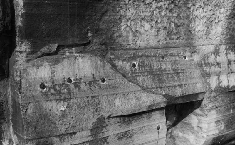 019911 - restauro - Tempio di Antonino e Faustina, trabeazione, lato interno, particolare dei lavori di restauro, saldatura delle fessure tramite perni a vite, nel periodo 1954/1955; neg. serie film n. 28, img. n. 29