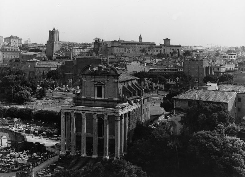 019950 - monumento - Tempio di Antonino e Faustina, veduta frontale con il rione Monti in secondo piano