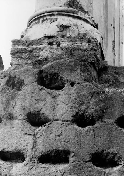 019931 - monumento - Tempio di Antonino e Faustina, particolare del lato orientale del crepidoma (10.03.1993); neg. serie 6x6, n. 19331