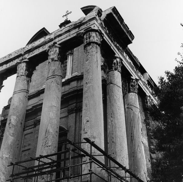 019951 - monumento - Tempio di Antonino e Faustina, veduta del angolo orientale del colonnato (02.09.1994); neg. serie 6x6, img. n. 23149