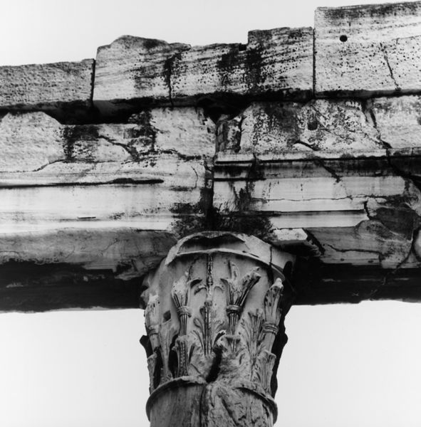 019956 - monumento - Tempio di Antonino e Faustina, lato interno della trabeazione, con capitello (02.09.1994); neg. serie 6x6, img. n. 23154
