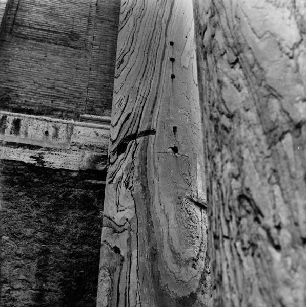 019958 - monumento - Tempio di Antonino e Faustina, lato interno del fianco orientale del colonnato, particolare di una colonna (02.09.1994); neg. serie 6x6, img. n. 23156