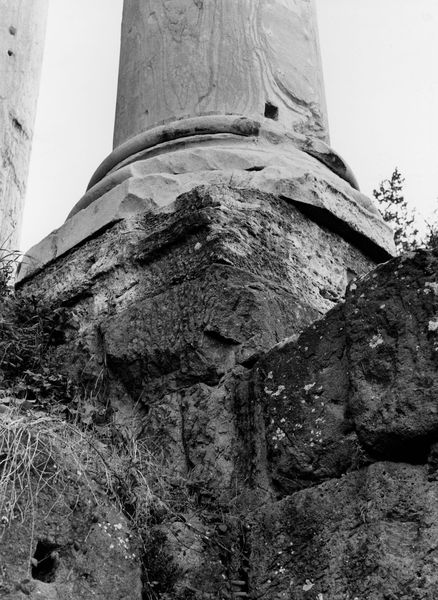 019930 - monumento - Tempio di Antonino e Faustina, particolare della base di una colonna sul fianco orientale (10.03.1993); neg. serie 6x6, n. 19333