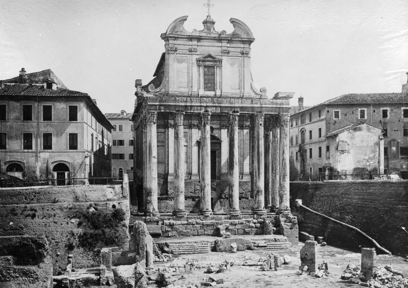 019964 - monumento - Tempio di Antonino e Faustina, veduta frontale, prima degli scavi della Basilica Emilia, con vista del muro sottostante l'ex Gabinetto Fotografico; neg. serie 9x12, n. 656