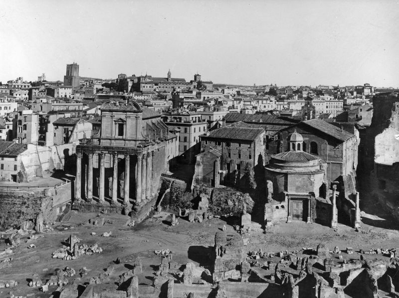 019969 - monumento - Veduta del Foro Romano, particolare del Tempio di Antonino e Faustina con il c.d. Tempio di Romolo, veduta dal Palatino, con la Via Sacra al livello tardo imperiale; neg serie 9x12, n. 704