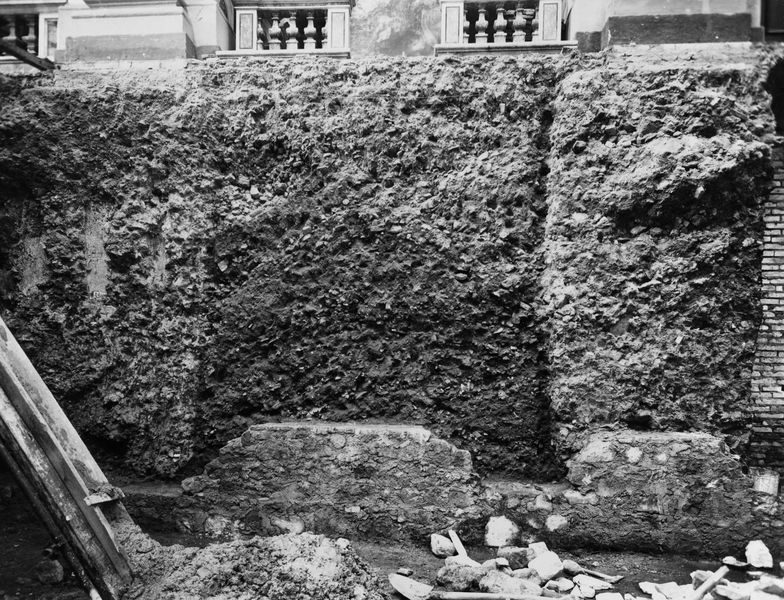 019965 - scavo archeologico - Tempio di Antonino  e Faustina, S. Lorenzo in Miranda, interno, fondazioni pilastri, scavo Collegio Farmacisti, 1963; neg. serie F, img. n. 2362