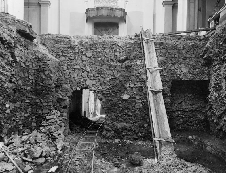 019966 - scavo archeologico - Tempio di Antonino  e Faustina, S. Lorenzo in Miranda, interno, particolare, scavo Collegio Farmacisti, 1963; neg. serie F, img. n. 2361