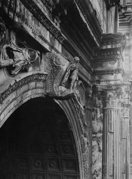 020146 - monumento - Arco di Settimio Severo, fronte est, fornice centrale, chiave d'arco sopra al fornice; foto Accademia Americana, A. 2, F 2724