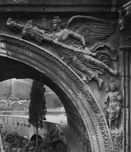 020147 - monumento - Arco di Settimio Severo, fronte est, fornice centrale, Vittoria a destra del fornice; foto Accademia Americana, img. n. S 67