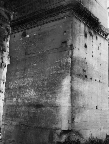 020155 - monumento - Arco di Settimio Severo, fronte est, fornice centrale, particolare della parte interna, deturpata dalle firme dei visitatori (marzo 1967); neg. serie 6X6, n. img. 1340