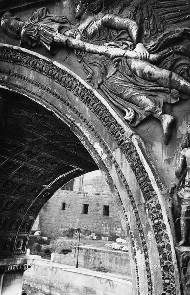 020149 - monumento - Arco di Settimio Severo, fronte est, fornice centrale, Vittoria a destra del fornice; neg. serie F n. 1944