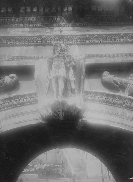 020151 - monumento - Arco di Settimio Severo, fronte est, fornice centrale, chiave d'arco sopra al fornice; foto Accademia Americana, img. n. A 36