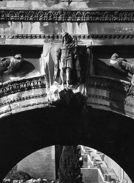 020153 - monumento - Arco di Settimio Severo, fronte est, fornice centrale, chiave d'arco sopra al fornice; foto Gabinetto Fotografico Nazionale, img. n. E 17523
