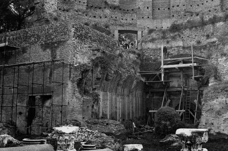006336 - restauro - Stadio di Domiziano, lato orientale con il Palco Imperiale, ambiente centrale : particolare del restauro della parete di fondo (1957). Neg. serie 9x12 nÂ°748