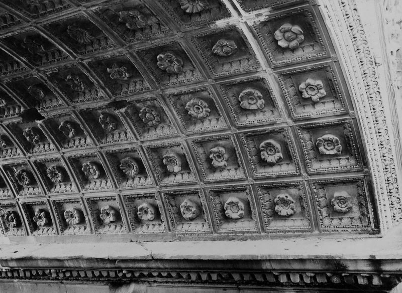 020158 - monumento - Arco di Settimio Severo, fronte ovest, fornice centrale, particolare della volta, lato destro; foto Accademia Americana, img. n. 14