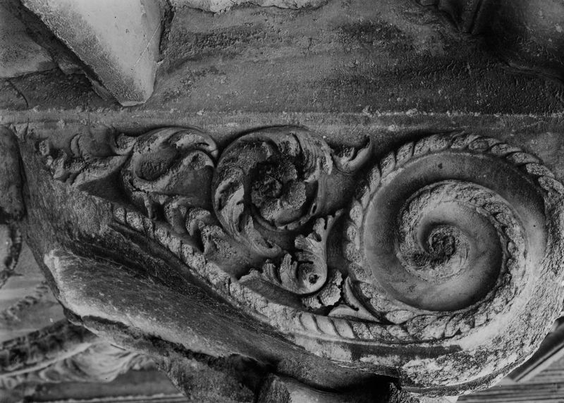 020189 - monumento - Arco di Settimio Severo, fronte ovest, fornice sinistro, voluta decorativa sul fianco sinistro della chiave d'arco; foto Accademia Americana, A. 34