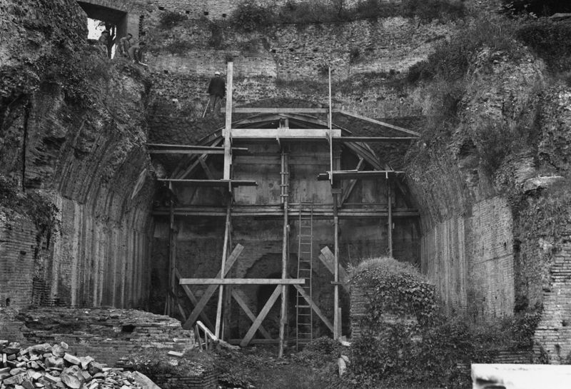 006338 - restauro - Stadio di Domiziano, lato orientale con il Palco Imperiale, ambiente centrale : particolare del restauro della parete di fondo (1957). Neg. serie 9x12 nÂ°750