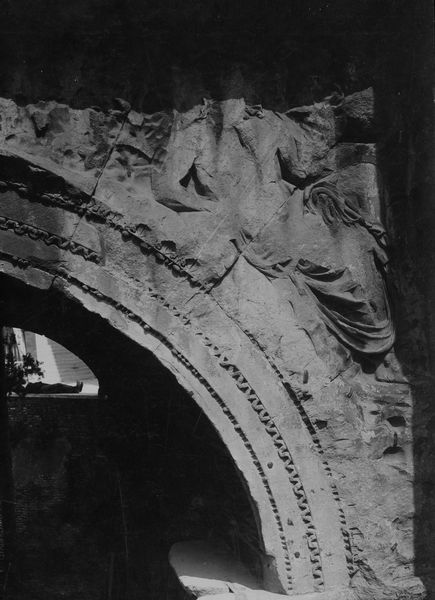 020187 - monumento - Arco di Settimio Severo, fronte est, fornice destro, rilievo del fiume raffigurato sopra al fornice, sulla parte destra; foto Accademia Americana, S. 74